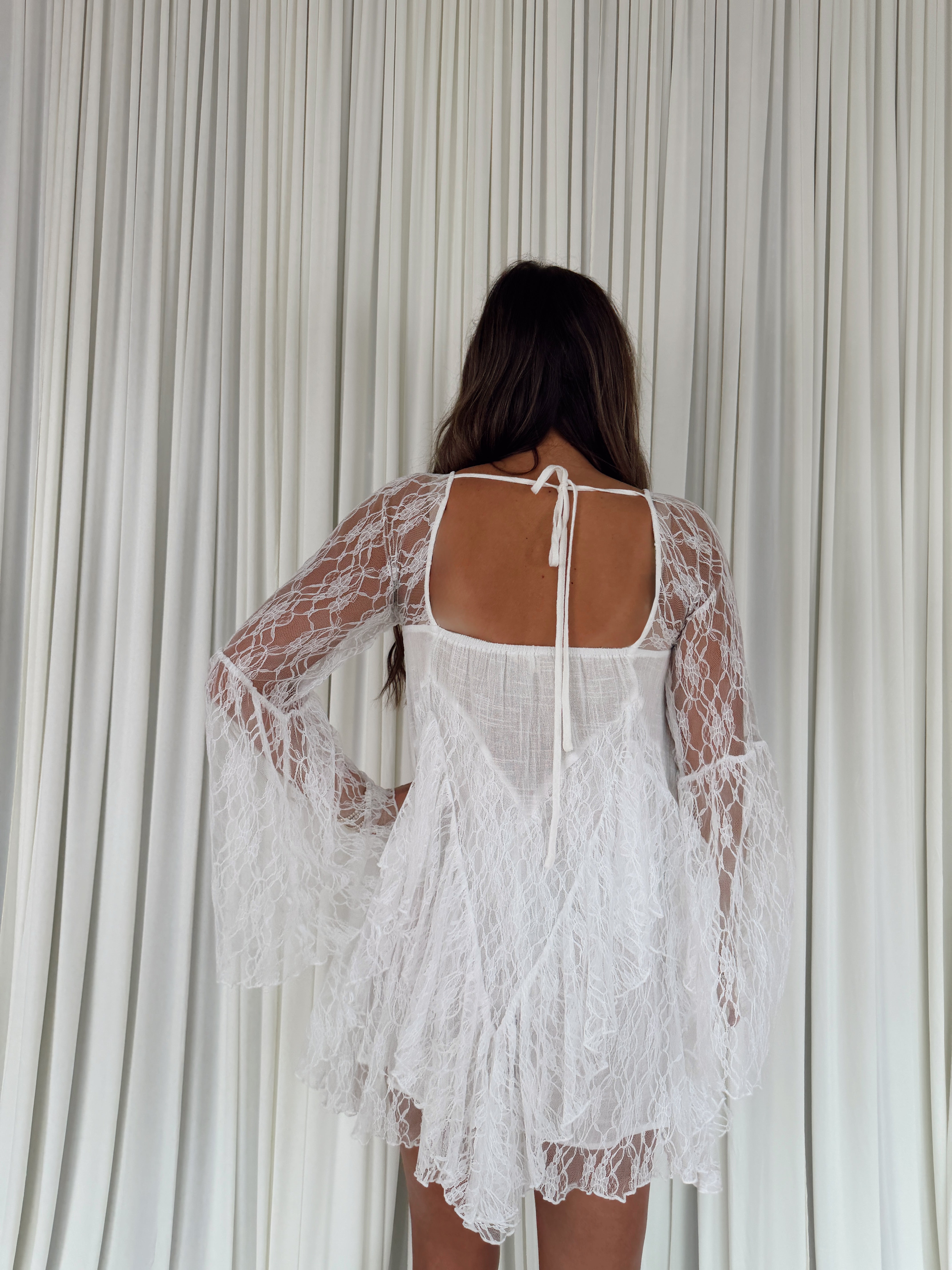 美品 Eaphi BACK RIBBON LACE ROMPERS Ruffled Lace Open-Back Romper – Seven & James